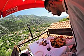 Lammspieße mit Mezze im Restaurant in der Festung in Kruje, Albanien