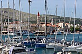 Blick mit Yachthafen auf die Altstadt von Trogir, Mittel-Dalmatien, Kroatische Adriaküste, Kroatien
