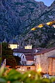 Blick von der Skudra-Promenade mit Festungsmauer, Kotor in der inneren Bucht der Kotorbucht, Montenegro
