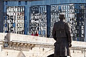 Am Vardar-Fluß mit der Kamen-Brücke in der Innenstadt, Hauptstadt Skopje, Nordmazedonien