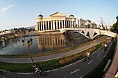 am Vardar-Fluß mit Archäologischem Museum in der Innenstadt, Hauptstadt Skopje, Nordmazedonien