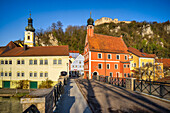 Blick auf den malerischen Ort Kallmünz im Frühling, Bayern, Deutschland