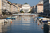 Boote auf dem Canale Grande und Antoniuskirche, Triest, Friaul-Julisch-Venetien, Oberitalien, Italien, Europa
