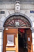 Blick auf den Eingang des Museo d'Arte Orientale im Palazzo Leo, Venezien, Veneto, Friaul-Julisch Venetien, Triest, Italien, Europa