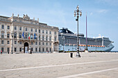 Palazzo della Regione auf der Piazza dell'Unita d'Italia mit Kreuzfahrtschiff im Hintergrund, Venezien, Veneto, Friaul-Julisch Venetien, Triest, Italien, Europa