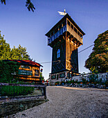 Bergrestaurant und Aussichtsturm am Gipfel des Siriuskogl im Licht der Morgensonne, Bad Ischl, Oberösterreich, Österreich
