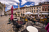 Terrassencafé am Hauptplatz mit Blick auf die Dreifaltigkeitssäule, Baden bei Wien, Niederösterreich, Österreich