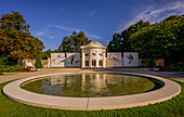 Orangerie und Brunnen im Rosarium des Doblhoffparks im Morgenlicht, Baden bei Wien, Niederösterreich; Österreich