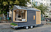 Tiny Space, mobile mini house for meetings, tiny house on wheels, chill and work at Paul Licke-Ufer in Kreuzberg, Berlin