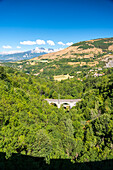 Blick vom Petit Train de La Mure auf eine Bogenbrücke, Isère, Grenoble, Auvergne-Rhône-Alpes, Frankreich