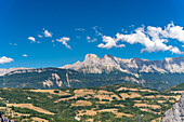 Blick auf die Bergketten vom Belvédère du Petit Train de La Mure, Isère, Grenoble, Auvergne-Rhône-Alpes, Frankreich