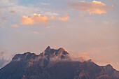 Die Gipfel am Pilatus-Kulm in Wolken mit Himmelsröte, Kanton Luzern, Schweiz, Europa