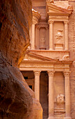 Jordanien, Petra. Blick durch die schmale Schlucht, die zum Gesicht der Schatzkammer führt.