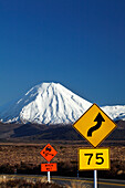 Straßenschilder an der Desert Road und am Mt. Ngauruhoe, Tongariro National Park, Zentralplateau, Nordinsel, Neuseeland