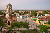 Morgendlicher Blick auf die Kirche Santa Ana, die Plaza, die Straßen von Trinidad und das Meer, Kuba.