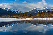 Kanada, Alberta, Banff. Vermillion Lakes mit Bergspiegelung im Winter.