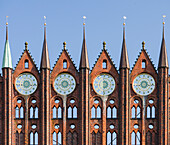 Der Alte Markt mit dem ikonischen Rathaus. Die Altstadt ist als UNESCO-Weltkulturerbe gelistet. Deutschland, Vorpommern