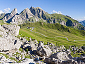 Dolomiten am Passo Giau. Blick Richtung Monte Cernera und Monte Mondeval. Die Dolomiten sind Teil des UNESCO-Weltnaturerbes Italien.