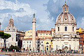Trajanssäule zwischen Kuppel von St. Maria di Loreto (links) und SS. Nome di Maria, Rom, UNESCO-Weltkulturerbe, Latium, Italien, Europa