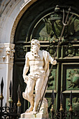 Neptun-Statue am Eingang zum Arsenal, Venedig, Venetien, Italien