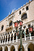 Der Dogenpalast (Palazzo Ducale) und Straßenlaterne, Venedig, Venetien, Italien