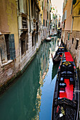 Gondeln und Kanal, Venedig, Venetien, Italien