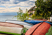 Mazedonien, Ohrid, Boote am Ufer des Ohridsees. UNESCO-Welterbe Kultur- und Naturstätte.