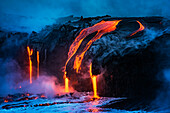 Lavastrom in den Ozean in der Morgendämmerung, Hawaii Volcanoes National Park, The Big Island, Hawaii, USA