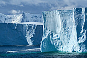 Antarktis, Antarktische Halbinsel. Tabellarischer Eisberg.