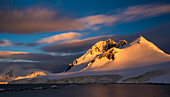 Antarktische Halbinsel, Antarktis, Damoy Point. Landschaft mit Berg.