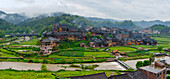 Dorf mit Ackerland im Morgennebel, Chengyang, Sanjiang, Provinz Guangxi, China