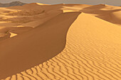 Sanddünen bei Sonnenuntergang. Wüste Gobi. Mongolei.