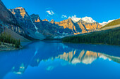 Kanada, Alberta, Banff-Nationalpark. Moraine Lake und Valley of the Ten Peaks bei Sonnenaufgang