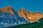 Kanada, Alberta, Banff-Nationalpark. Tal der zehn Gipfel bei Sonnenaufgang