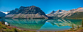 Kanada, Alberta. Panoramablick auf das noch blaue Wasser des Bow Lake auf dem Icefields Parkway.