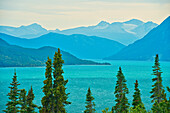 Kanada, British Columbia. Landschaft des Tutshi-Sees und der Küstenberge