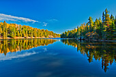 Kanada, Ontario. Waldreflexionen auf Blindfold Lake im Herbst.