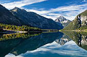 Tiroler Alpen spiegeln sich in Plansee, Tirol, Österreich wider
