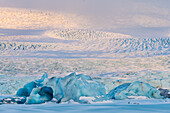 Europa, Südwest-Island, Skaftafell-Nationalpark, Vatnajokull-Gletscher. Das Licht des frühen Morgens bringt die subtilen Farben des Vatnajokull-Gletschers zum Vorschein.