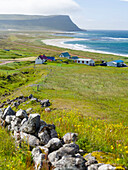 Siedlung und Strand bei Hvallatur. Die abgelegenen Westfjorde (Vestfirdir) im Nordwesten Islands.