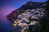 Abendlicher Blick entlang der Amalfiküste der Stadt Positano, Kampanien, Italien