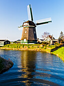 Niederlande, Nordholland, Windmühle am Kanal