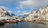 Dorf A i Lofoten auf der Insel Moskenesoya. Die Lofoten im Norden Norwegens im Winter. Skandinavien, Norwegen