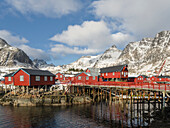 Rorbu, traditionelle Fischerhütten, jetzt als Hotel genutzt, im Dorf A i Lofoten auf der Insel Moskenesoya. Die Lofoten im Norden Norwegens im Winter. Skandinavien, Norwegen