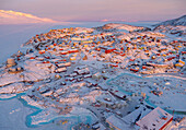 Stadt Uummannaq im Winter im nördlichen Westgrönland jenseits des Polarkreises. Grönland, dänisches Gebiet