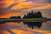 Sonnenaufgang am Slough von Silver Salmon Creek, Lake Clark National Park and Preserve, Alaska