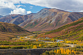 USA, Alaska, Brookskette. Landschaft mit Trans-Alaska-Pipeline und Autobahn