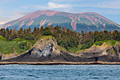 USA, Alaska, Sitka. Landschaft mit Insel St. Lazaria und Mount Edgecumbe