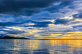 USA, Alaska, Katmai-Nationalpark, Hallo Bay. Sonnenaufgang über dem Ozean.