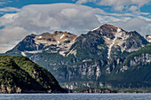 USA, Alaska, Katmai-Nationalpark. Malerische Landschaft in der Bucht von Amalik mit Schneefeldern und hellbraunen Vulkanaschefeldern.
